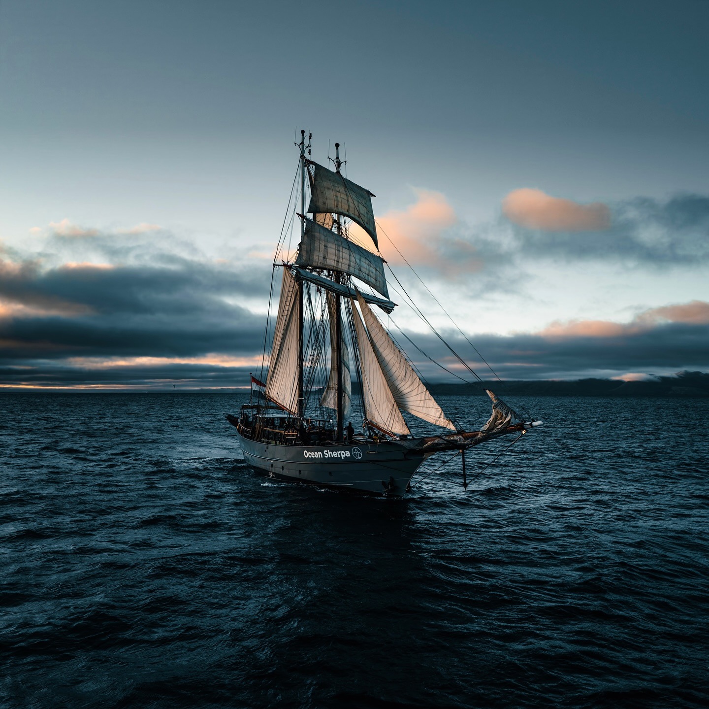 1440x1439, 465 Kb / Парусник