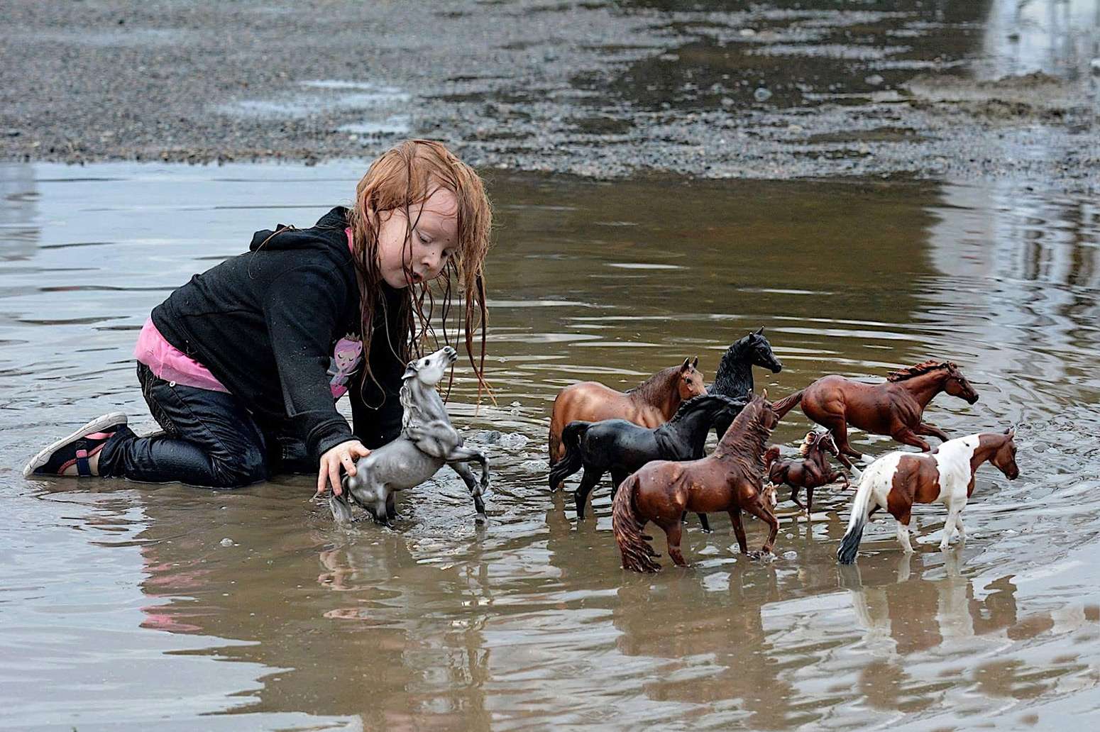 1550x1032, 581 Kb / коник, лужа, ребёнок, лошади, игрушка