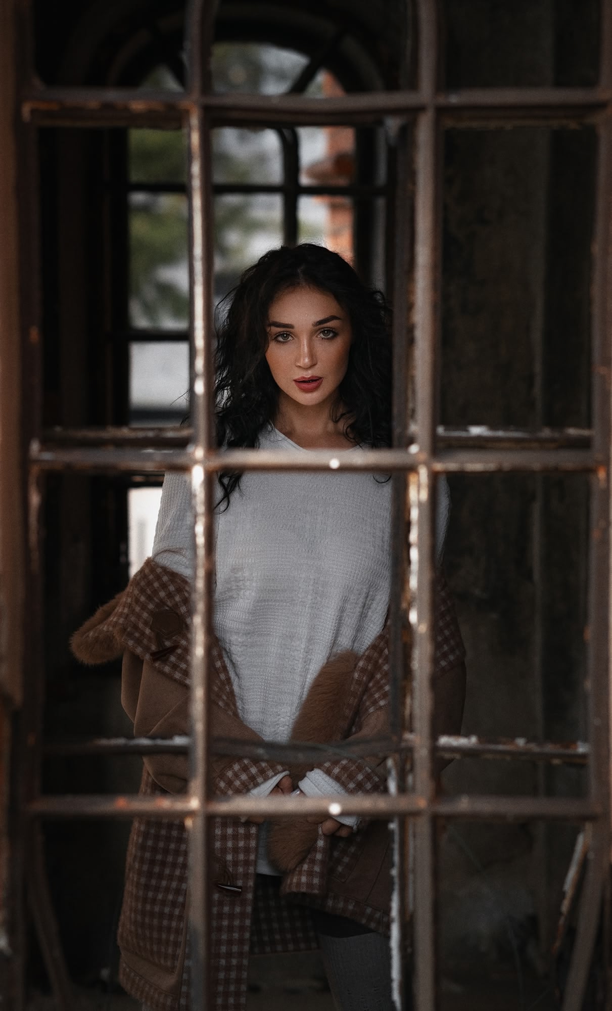 1211x2000, 498 Kb / Оконная рама, окно, решётка