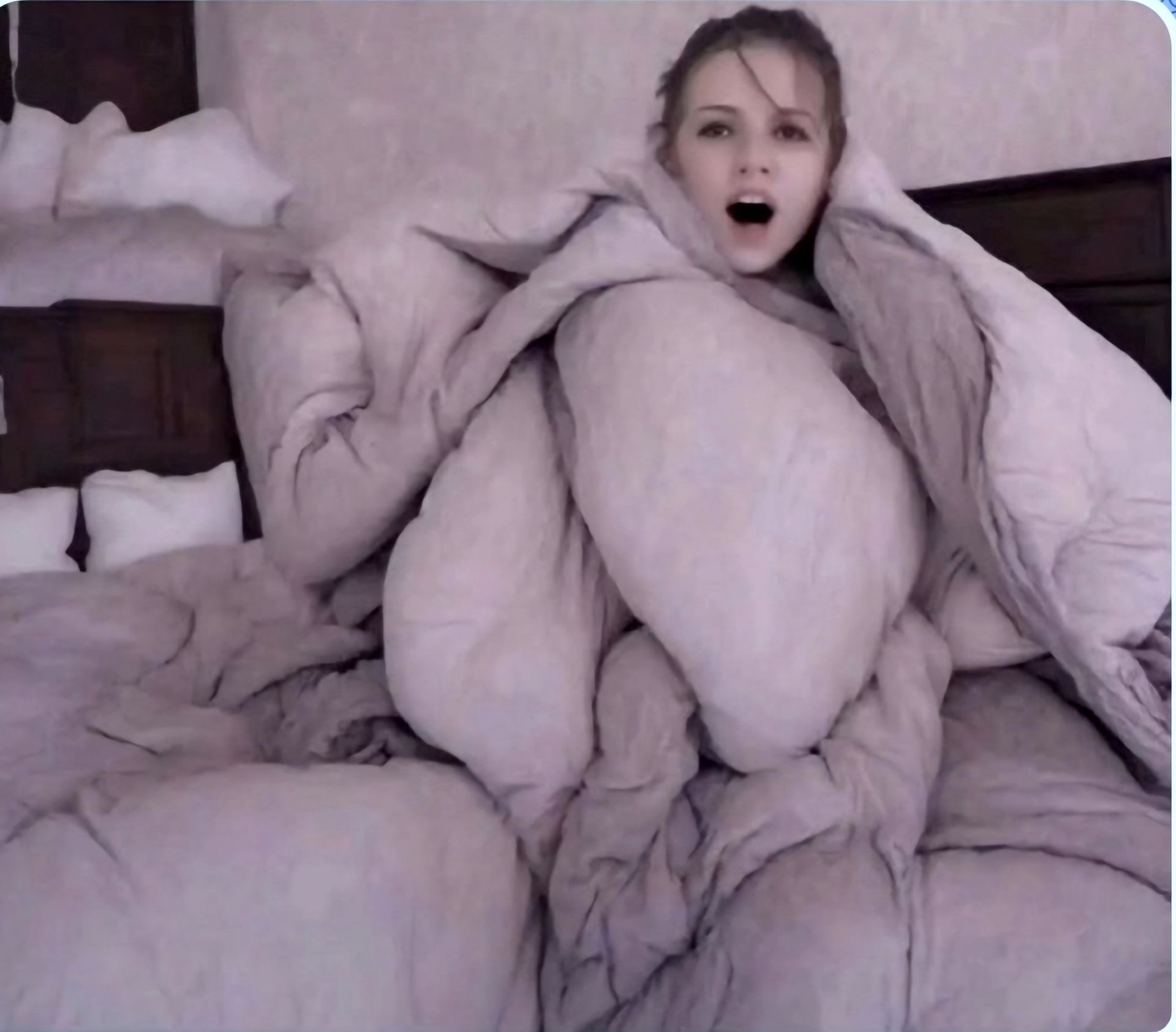 1920x1685, 156 Kb / Кровать, одеяло