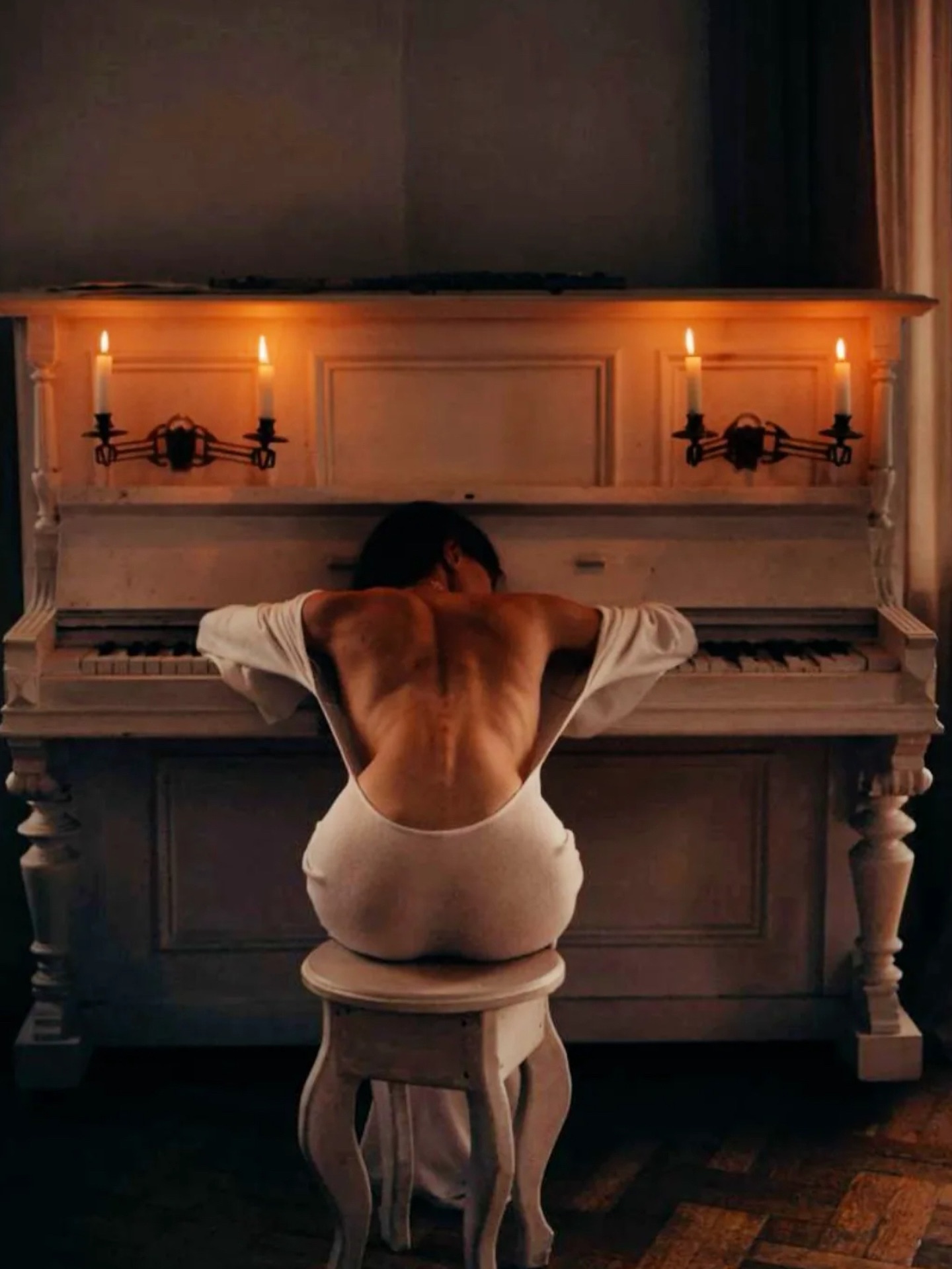 1440x1920, 272 Kb / Пианино, спина, свеча, фортепиано