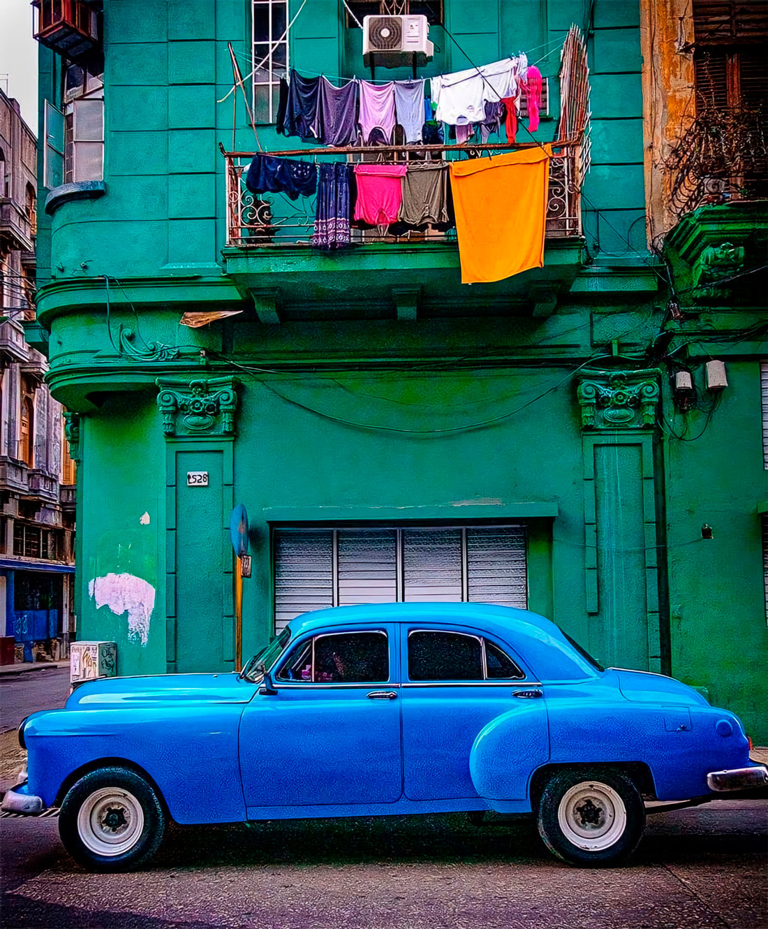 1100x1330, 606 Kb / автомобиль, голубой, здание, зелёный, кондиционер, балкон