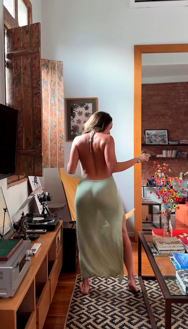 600x1051, 434 Kb / магнитолла, фотоаппарат, ставни, цветы, книга, картина, винил