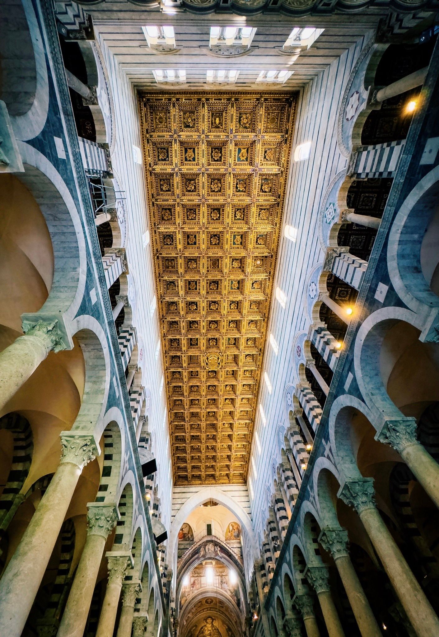 1411x2048, 624 Kb / Потолок, колонна, арка, собор, Пиза, Тоскана, Италия, люстра