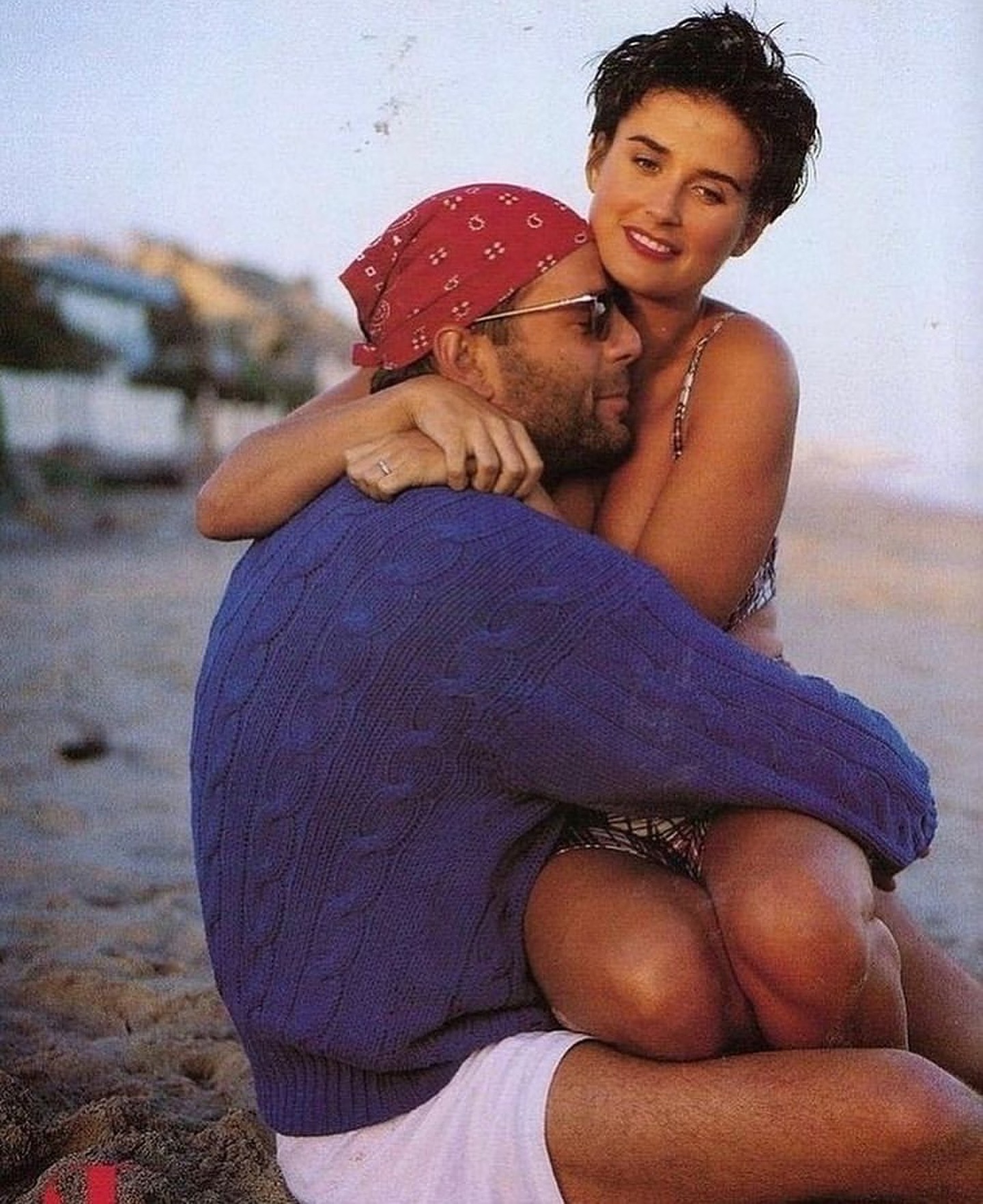 1440x1763, 500 Kb / деми мур, брюс уиллис, пляж, песок, шорты, очки, кофта, свитер, обнимашки, бандана