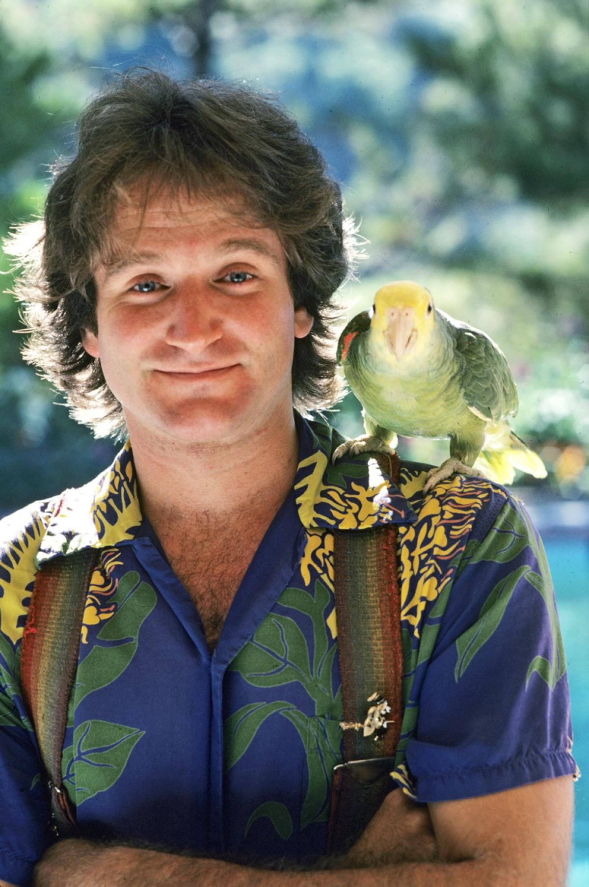 1200x1807, 246 Kb / Робин Уильямс, попугай, руха, рубашка, подтяжки