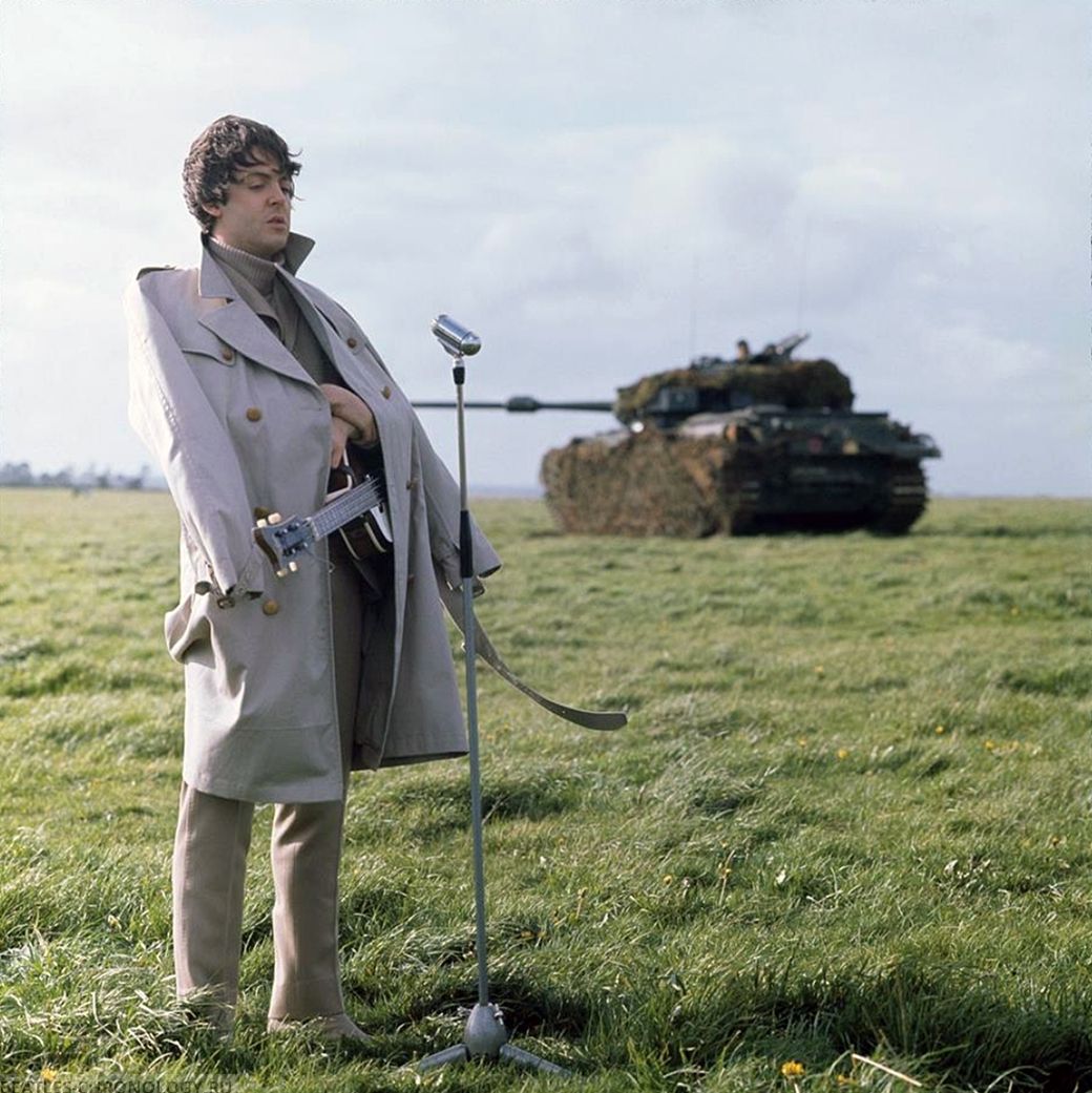 1040x1041, 164 Kb / Пол Маккартни, гитара, плащ, танк, микрофон, beatles, битлз