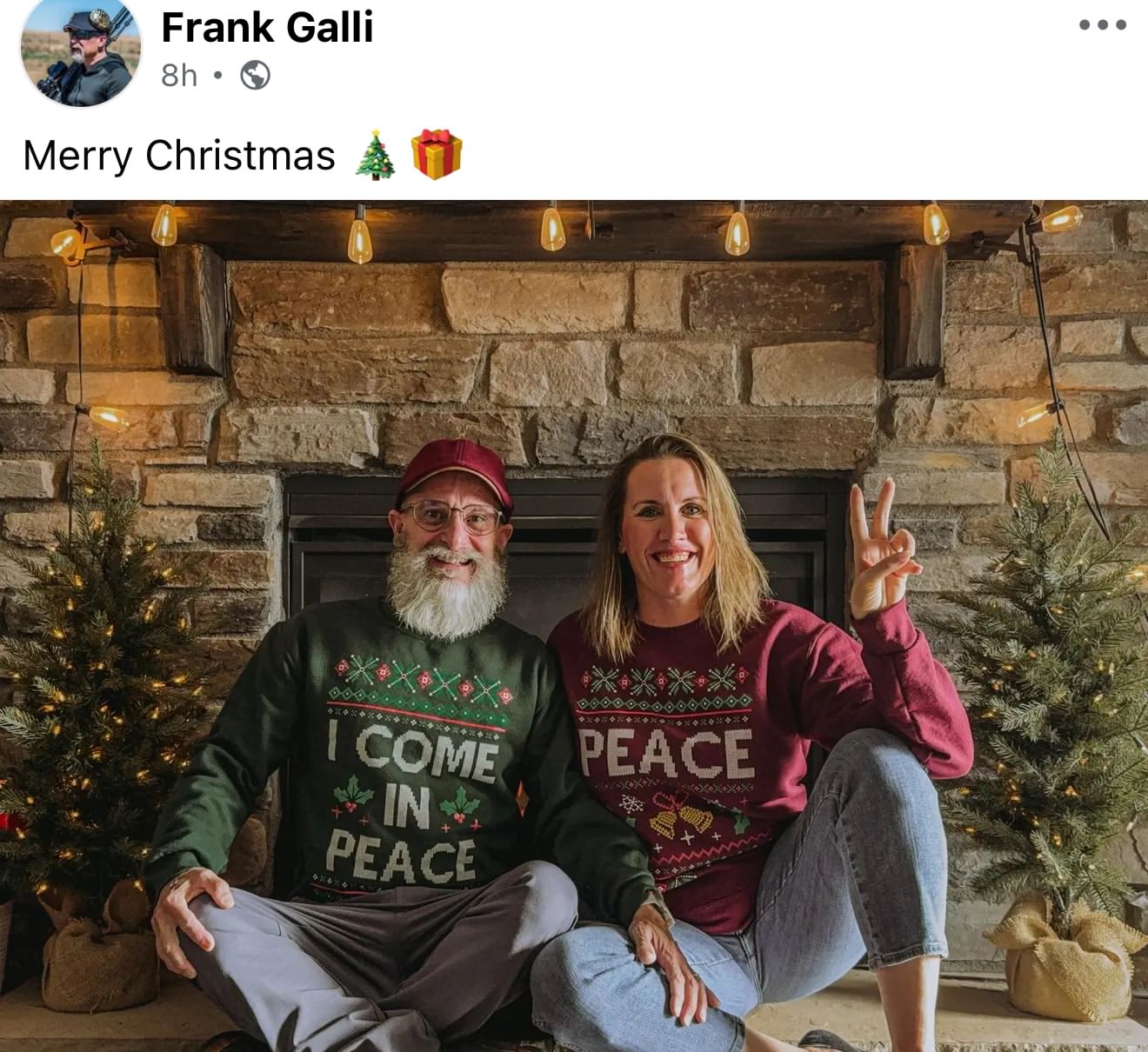 1320x1210, 253 Kb / борода, девушка, камин, i come in peace, peace, merry christmas, лампочки