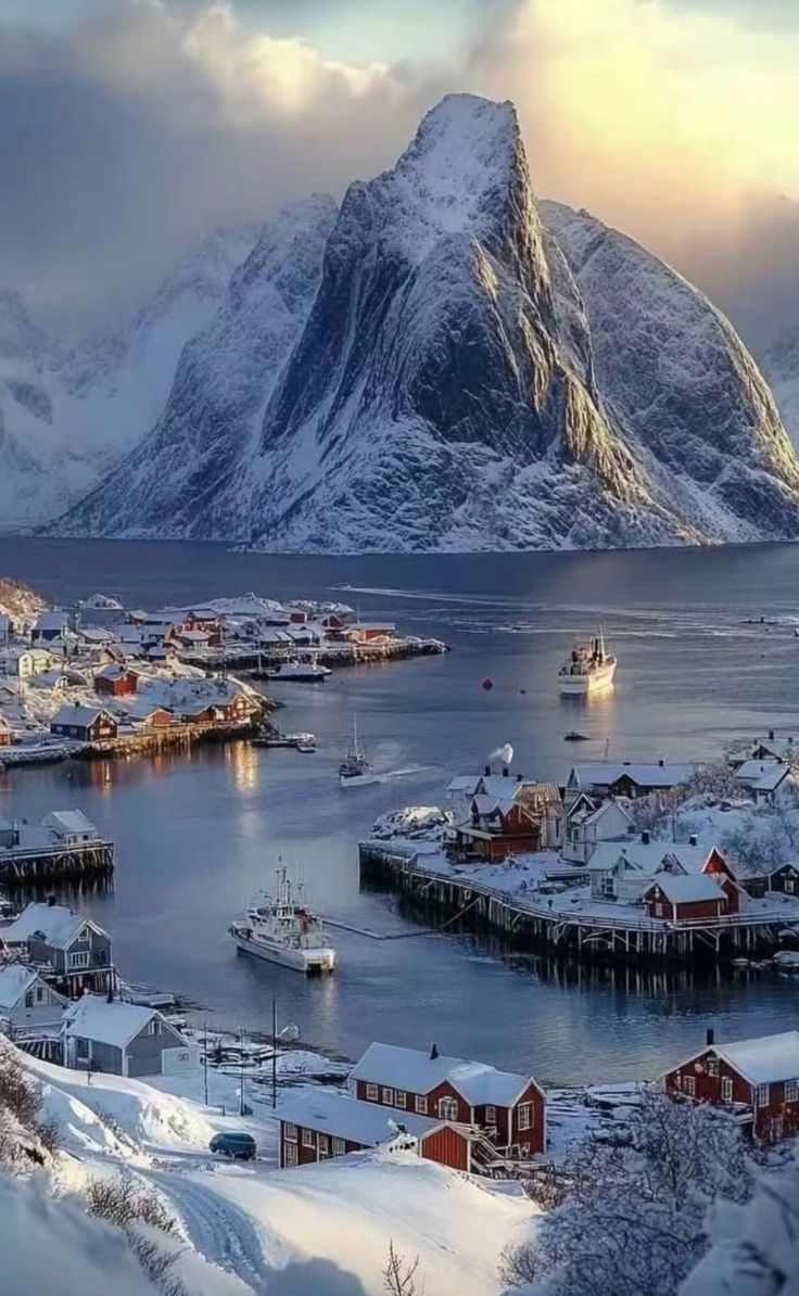 736x1194, 147 Kb / Лофотенские острова, Норвегия, деревня, Рыболовное судно, рыбаки, горы, снег