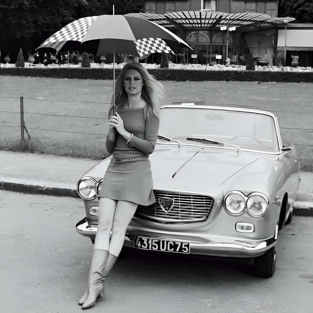 1001x1001, 111 Kb / Брижит Бардо, Brigitte Bardot, автомобиль, классика, ретро, кабриолет, зонт, сапоги, платье, ч/б, RIP
