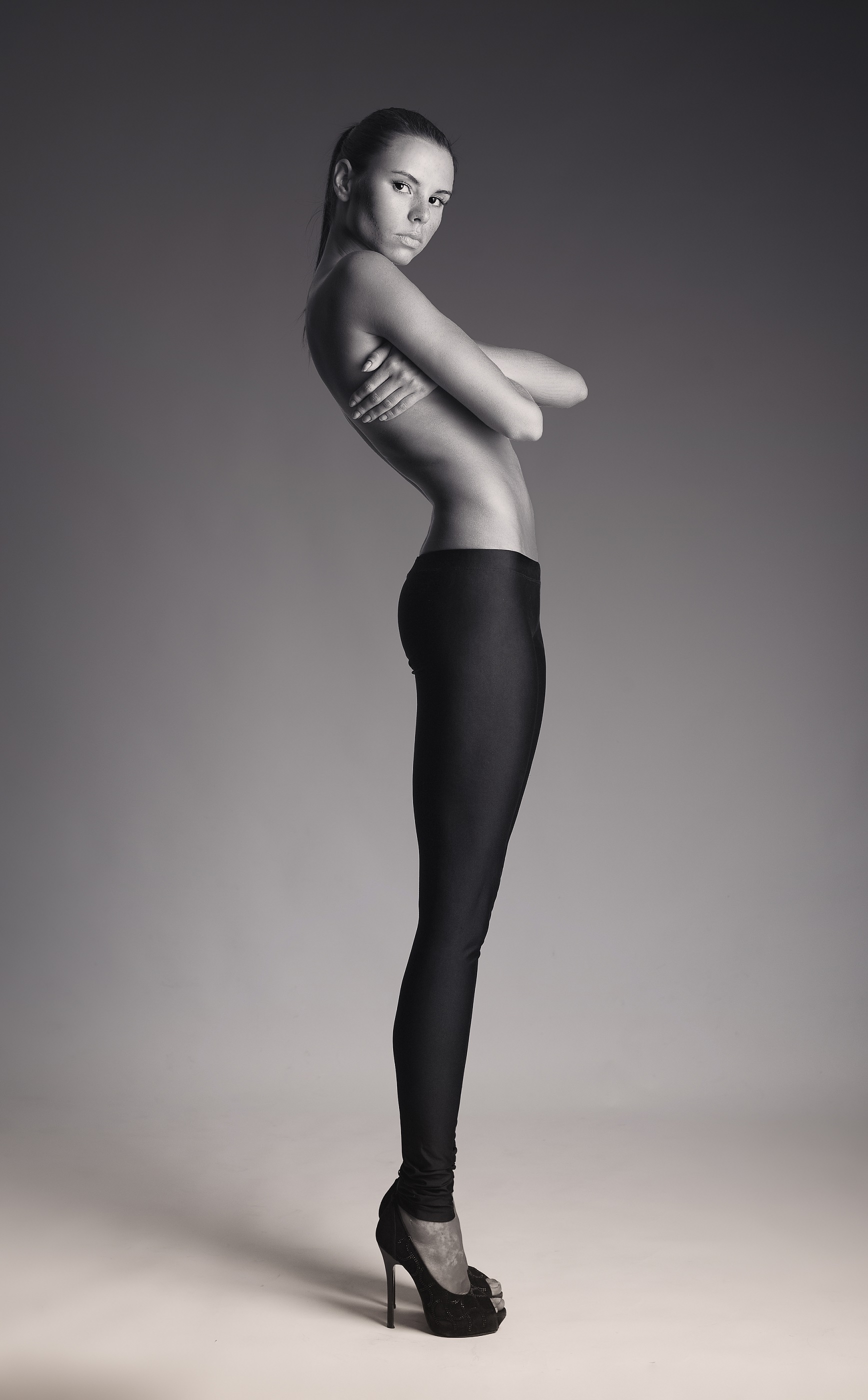 1736x2800, 583 Kb / Осана, профиль, легинсы, туфли, ч/б, Карат Дима