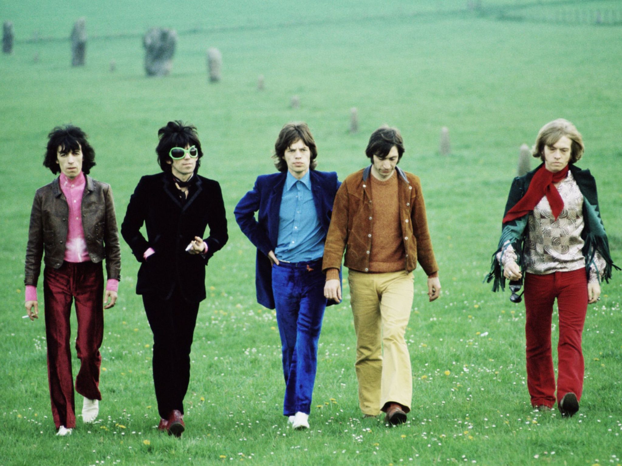 2048x1536, 376 Kb / Rolling Stones, пиджак, очки, шарф, поле, Мик Джаггер, Mick Jagger