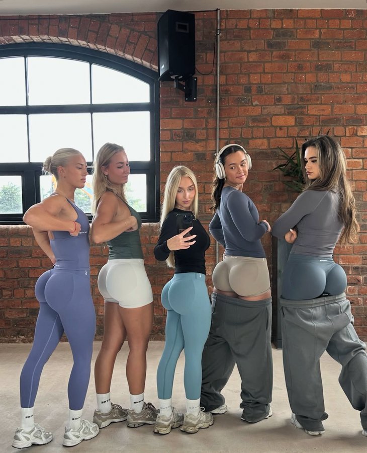 730x900, 125 Kb / спорт, фитоняшки, спортсменки, попа, легинсы, зал, окно, колонка, наушники, рейтузы, шорты