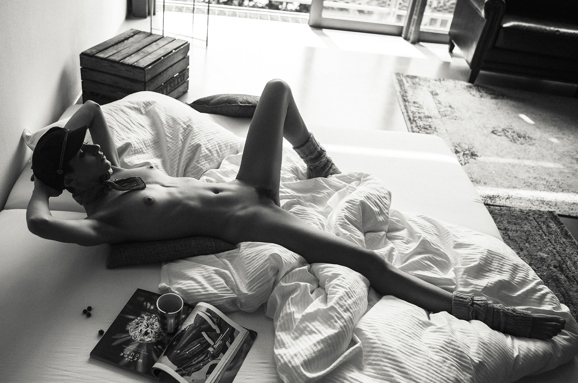 1927x1277, 453 Kb / Whitney Blair Masters, кепка, гетры, кровать, ящик, журнал, мохнатка, платок, диван, ковер, окно, ч/б