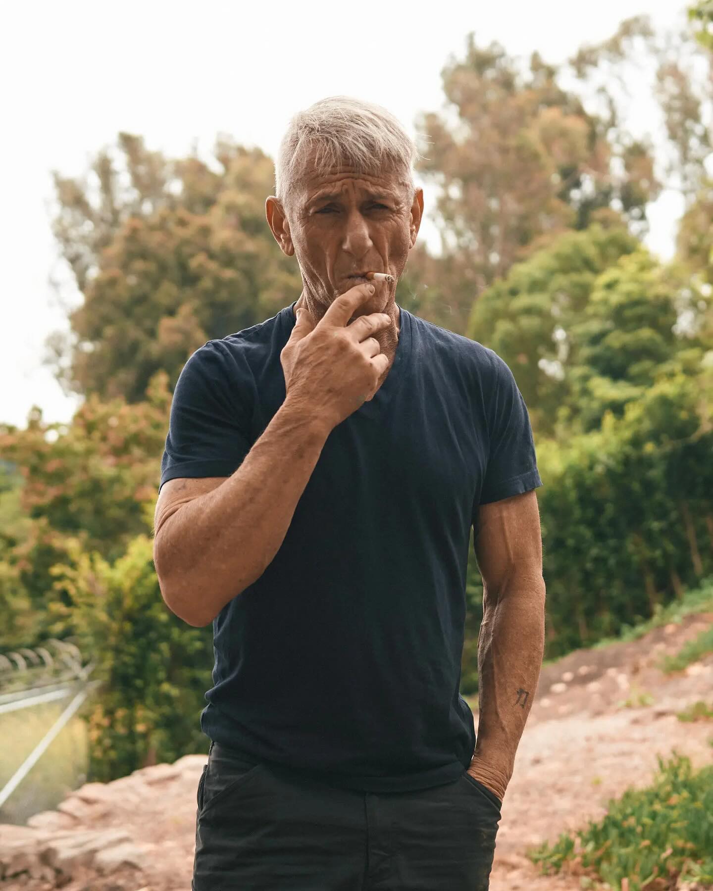 1440x1800, 166 Kb / Шон Пенн, Sean Penn, сигарета, футболка, седина