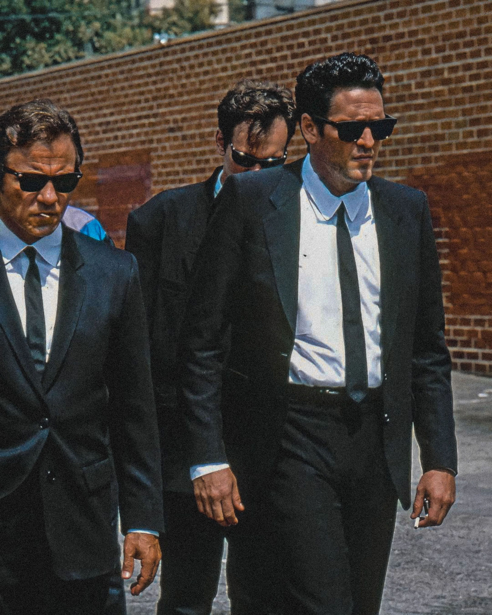 1620x2025, 632 Kb / Бешеные псы, Reservoir Dog, стена, кирпич, забор, очки, пиджак, галстук, Харви Кейтель, Майкл Мэдсен, Квентин Тарантино