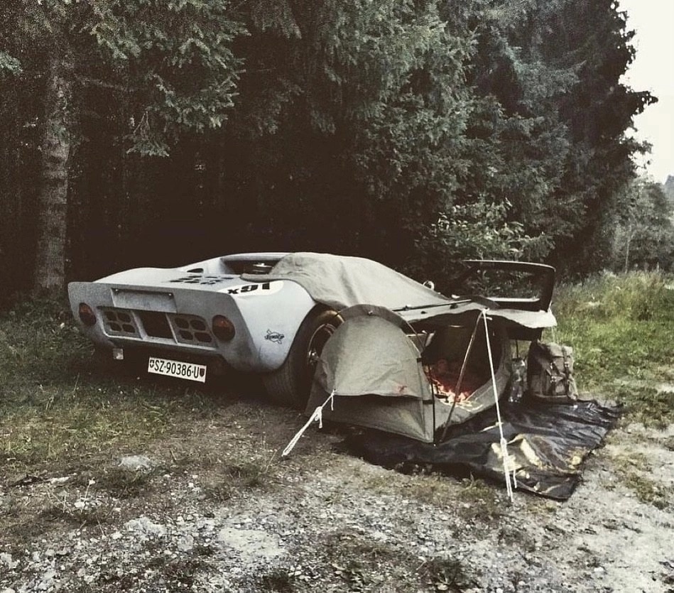 949x835, 309 Kb / автомобиль, классика, ретро, Ford GT40, палатка, лес, дерево, рюкзак