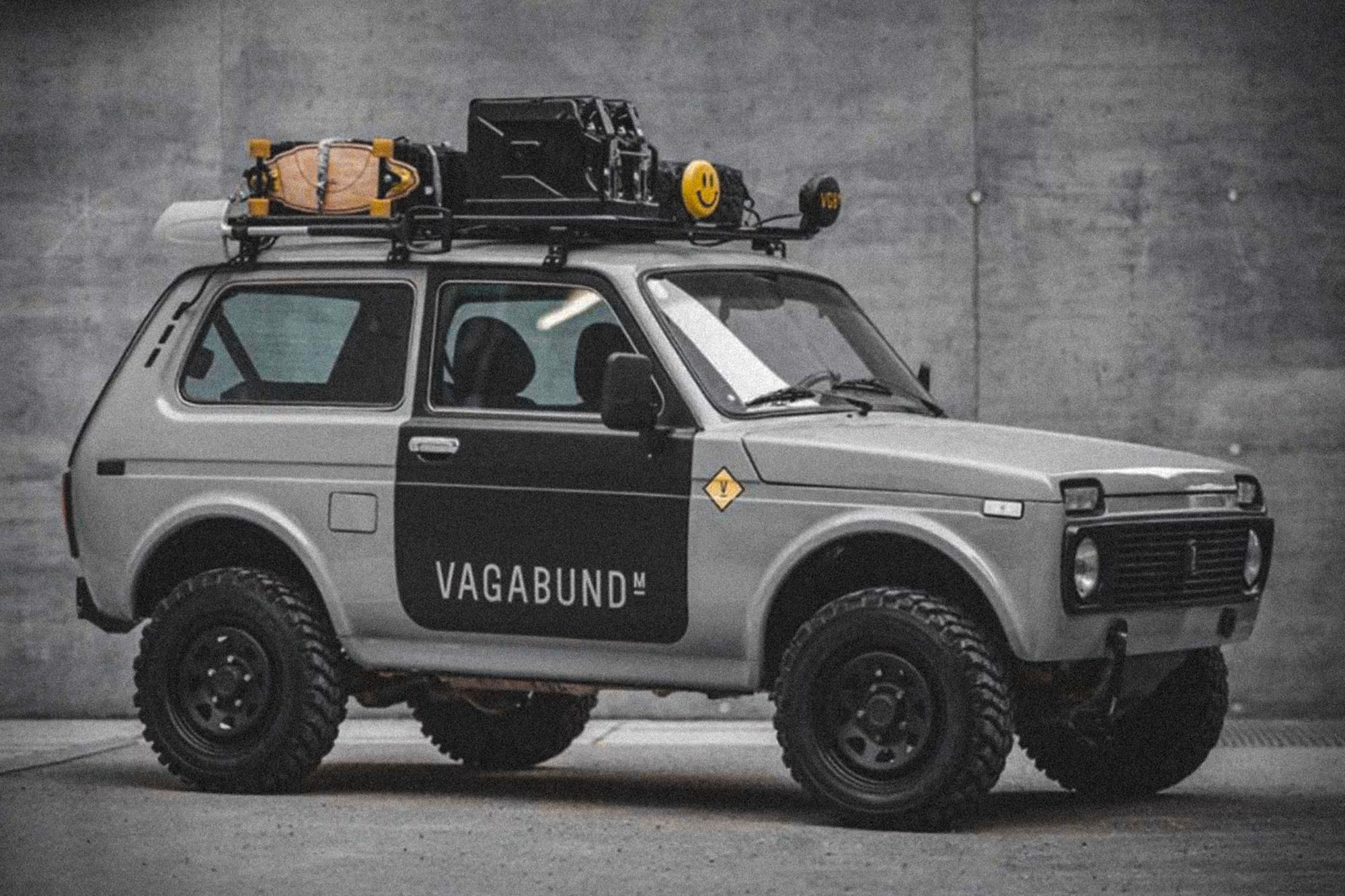 2000x1333, 458 Kb / автомобиль, классика, ретро, нива, лада, багажник