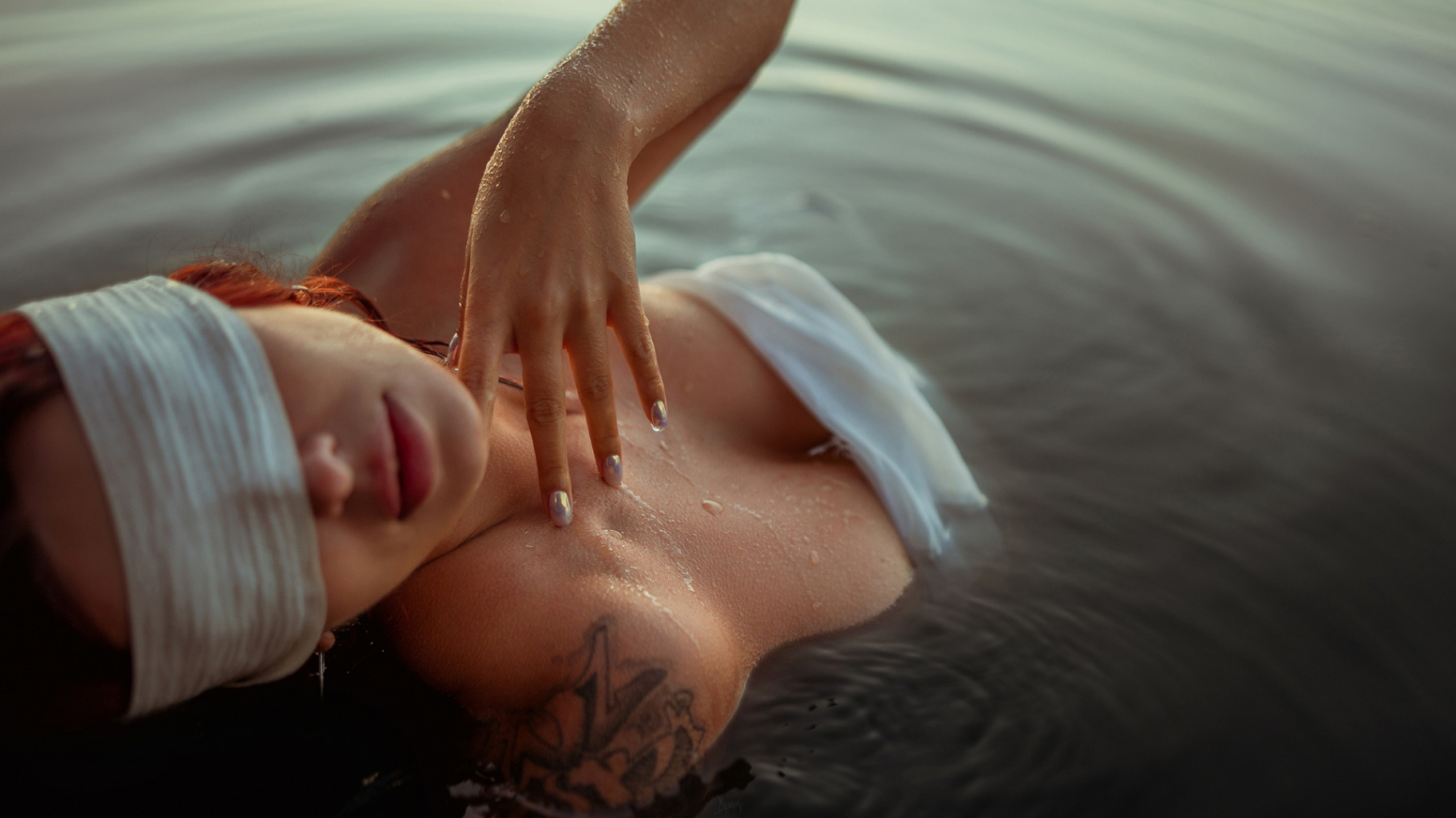 1824x1025, 405 Kb / вода, капли, тату, повязка