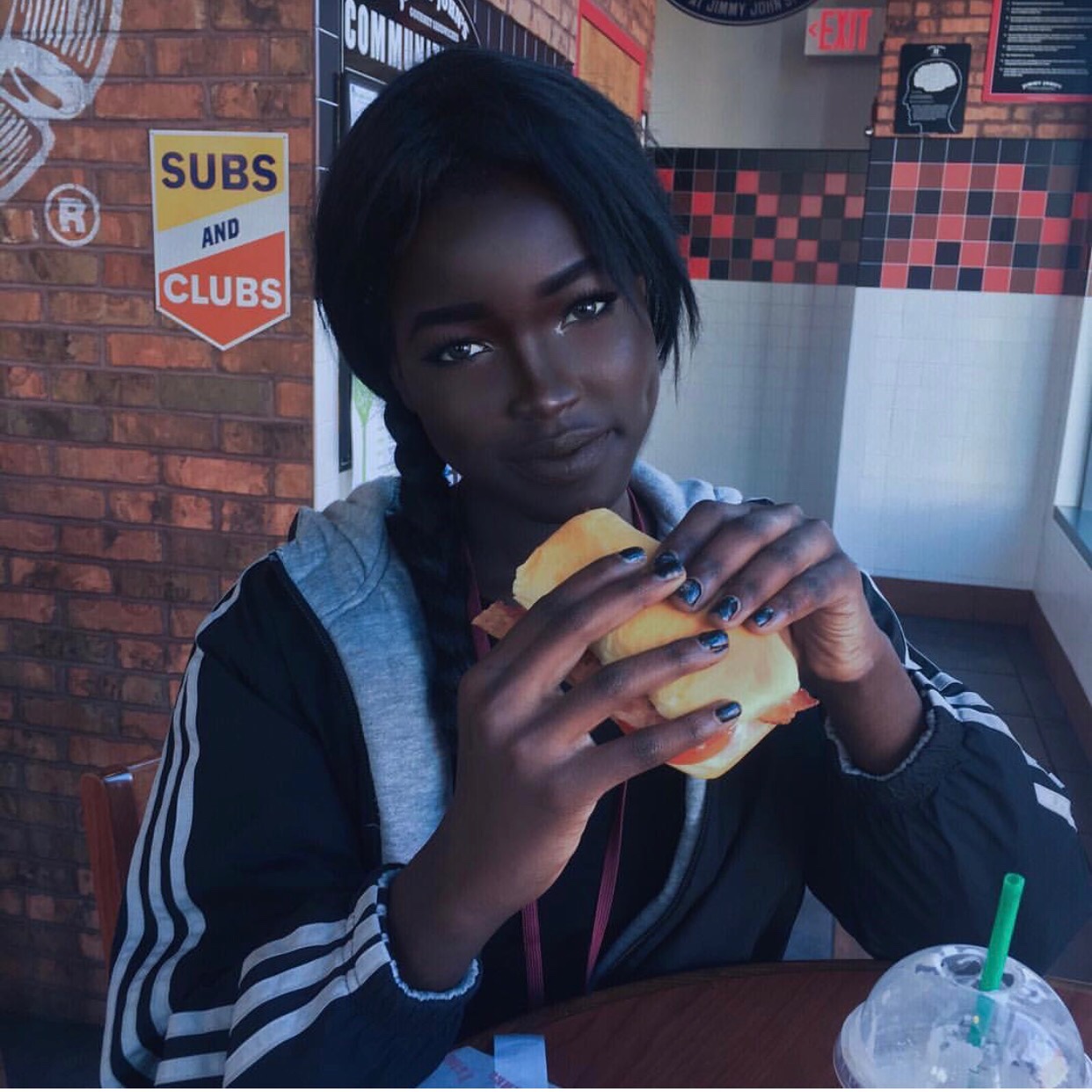 1242x1242, 302 Kb / лола чуил, lola chuil, негритоска, стакан, бутерброд, сэндвич