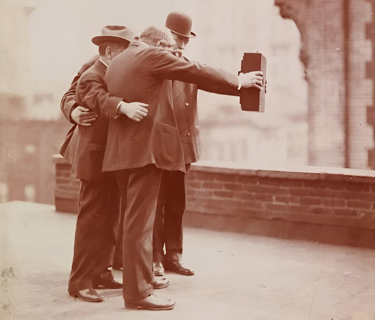 1260x1076, 123 Kb / селфи, фотоаппарат, ч/б, пиджак, шляпа