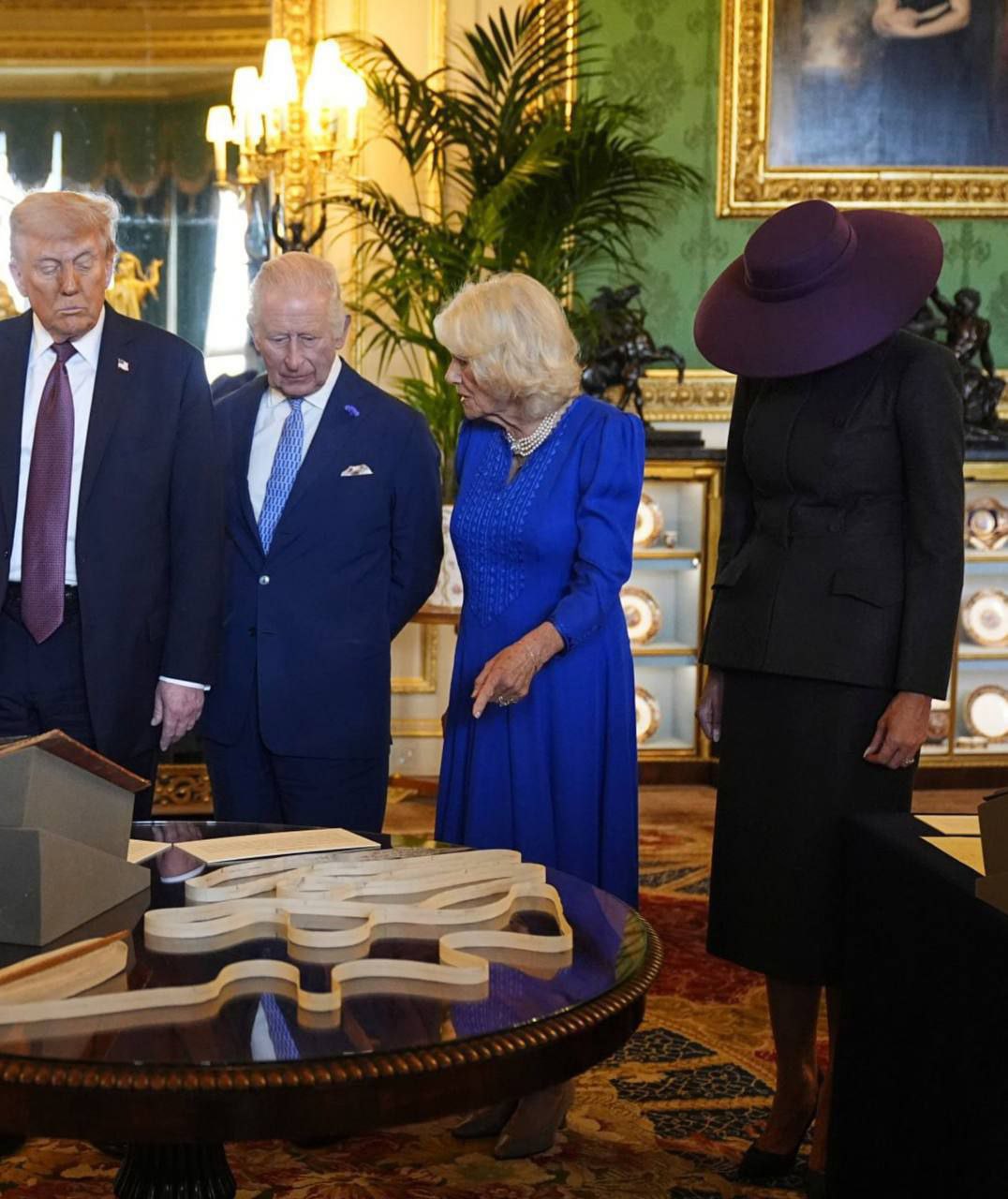 1076x1280, 171 Kb / Дональд Трамп, пиджак, платье, галстук, бусы, король, шляпа, Мелания Трамп, президент, картина, Англия