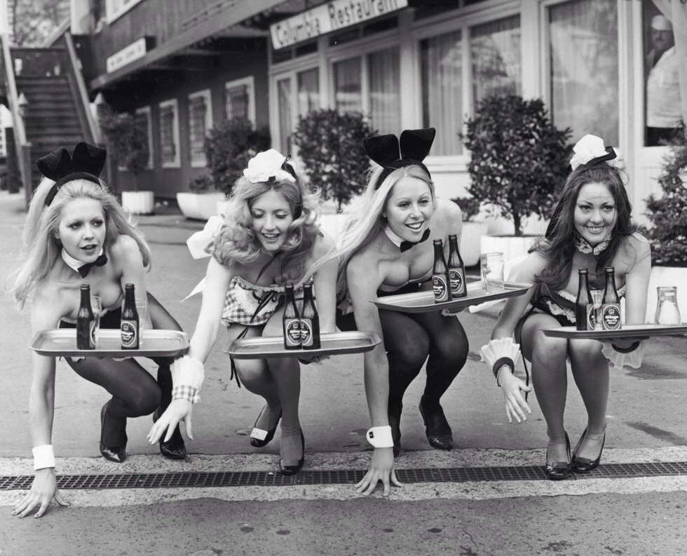 980x793, 152 Kb / ч/б, кролик, уши, поднос, бутылка, пиво, плейбой