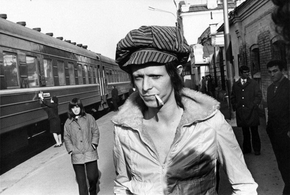 1200x808, 184 Kb / Дэвид Боуи, поезд, вагон, кепка, сигарета, ч/б, СССР
