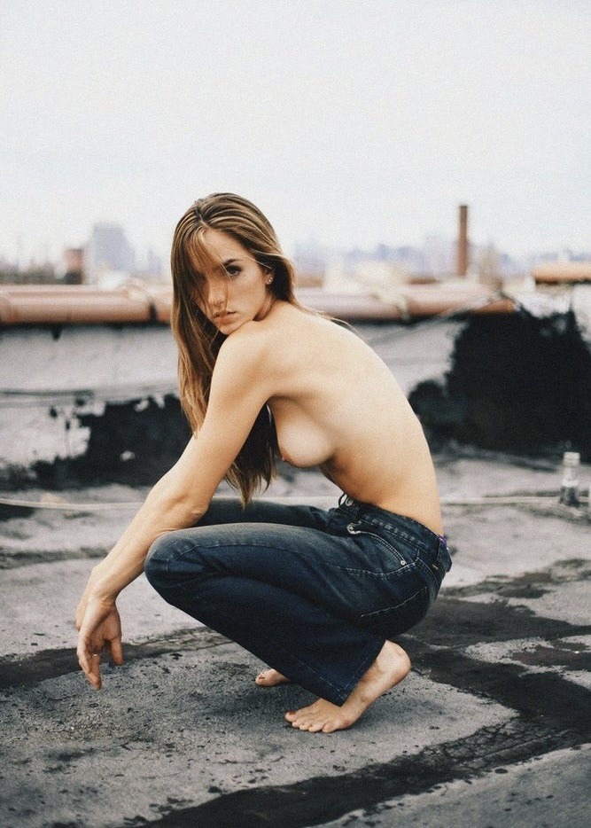 667x934, 162 Kb / Katy Farmer, крыша, джинсы, босиком, на корточках