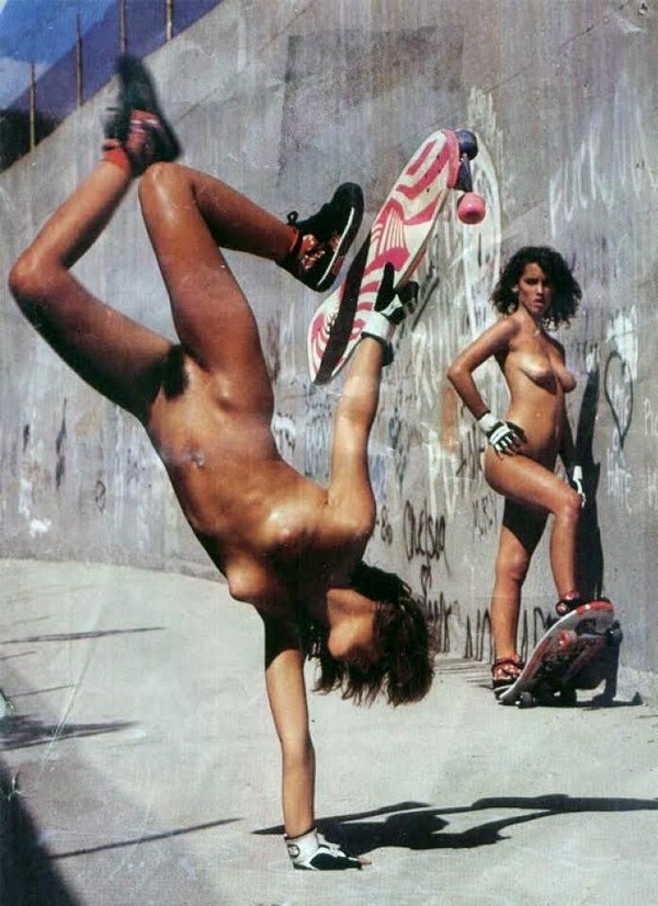 600x826, 128 Kb / голая, мохнатка, кроссовки, скейтборд