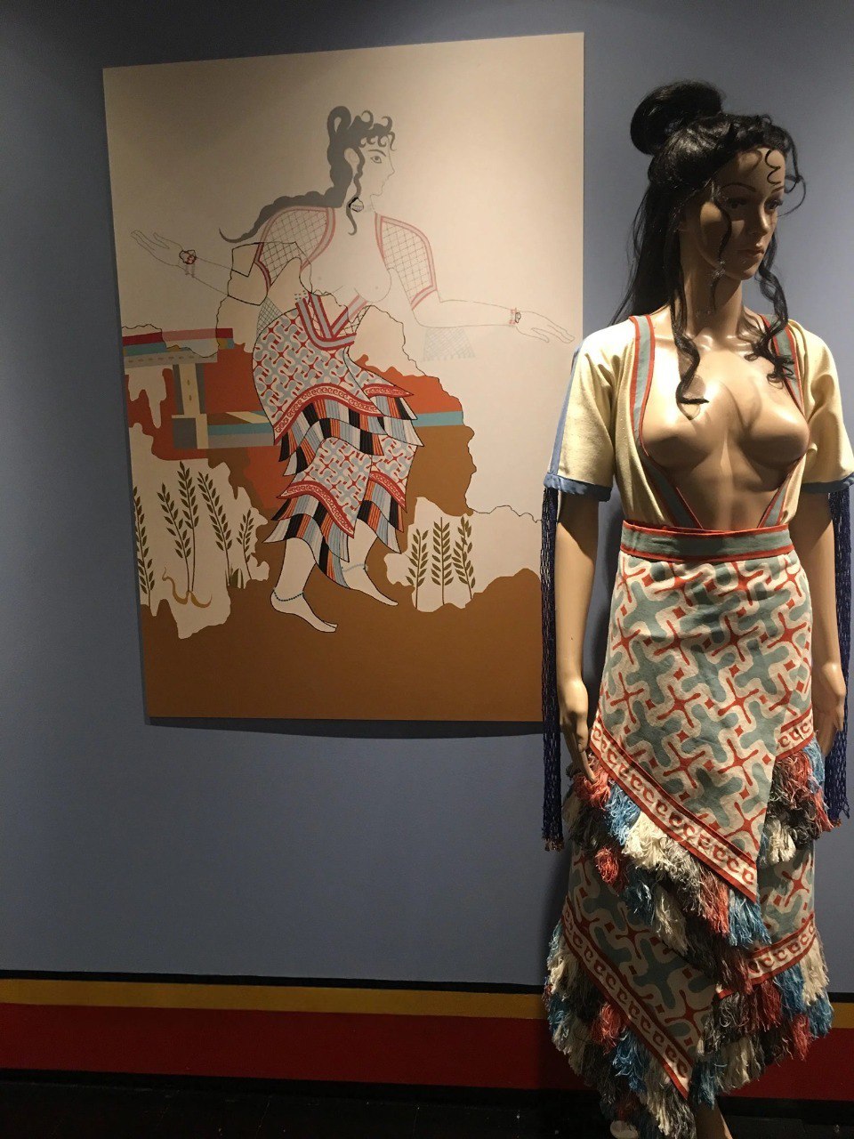 960x1280, 219 Kb / музей, фрески, одежда реконструкция, манекен, юбка, топлесс