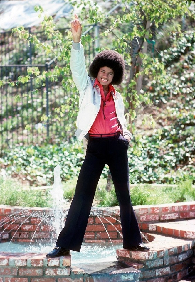 664x961, 177 Kb / Майкл Джексон, афро, фонтан