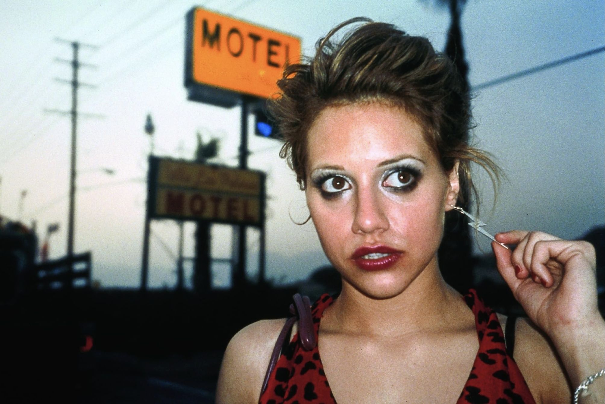 2008x1340, 313 Kb / Brittany Murphy, вывеска, motel, серьги, молния, кокаин, Бриттани Мерфи