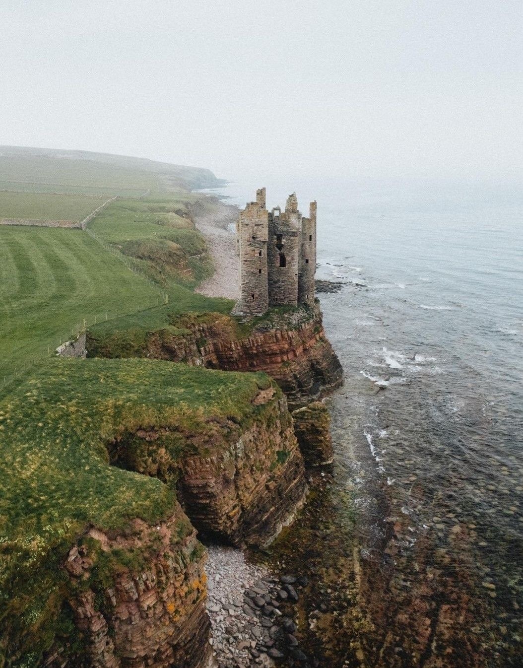 1054x1346, 367 Kb / Keiss Castle, замок, горы, скалы, залив, Шотландия