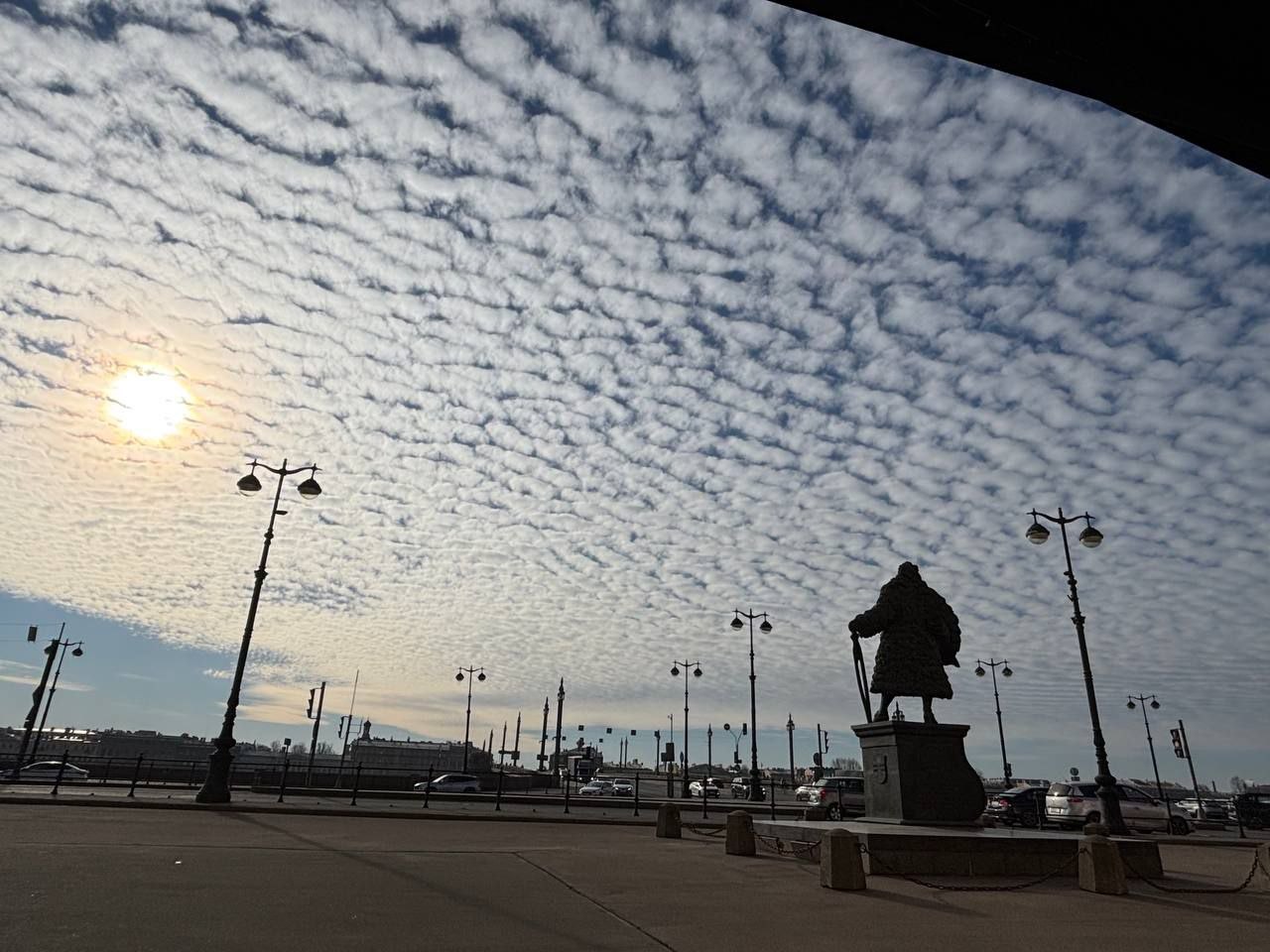 1280x960, 185 Kb / небо, облака, перистые, Питер, Петербург, Санкт-Петербург, Васильевский остров, Университетская набережная, памятник, Доменико Трезини