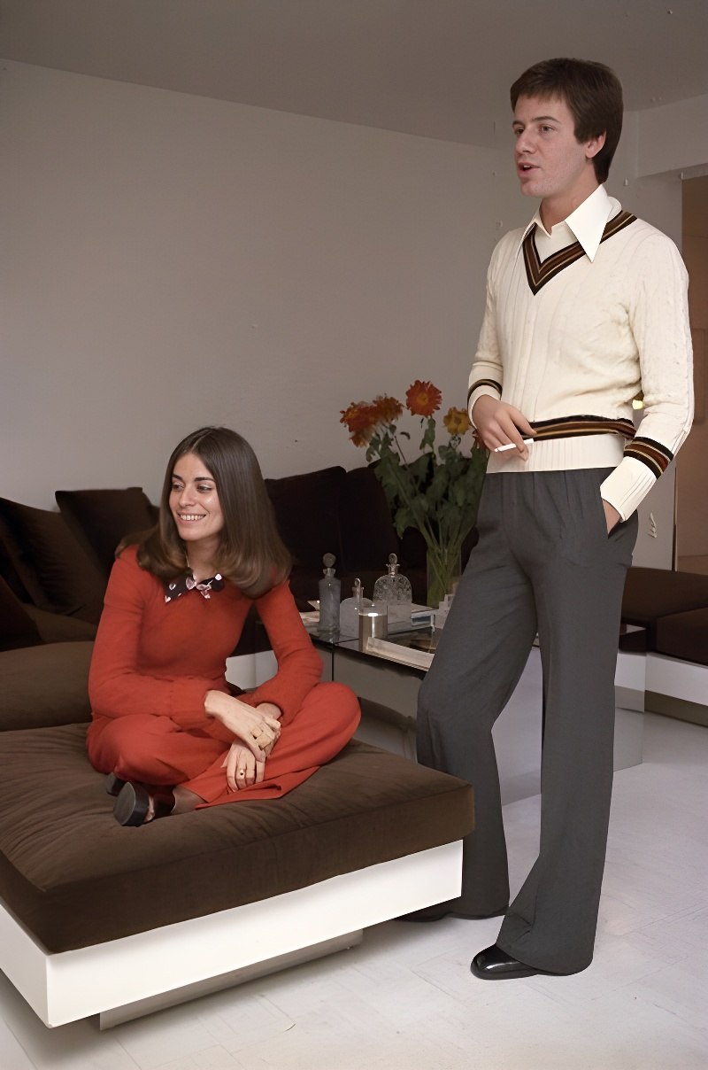 800x1208, 106 Kb / Кельвин Кляйн, брюки, кофта, диван, сигарета, букет, цветы, ваза