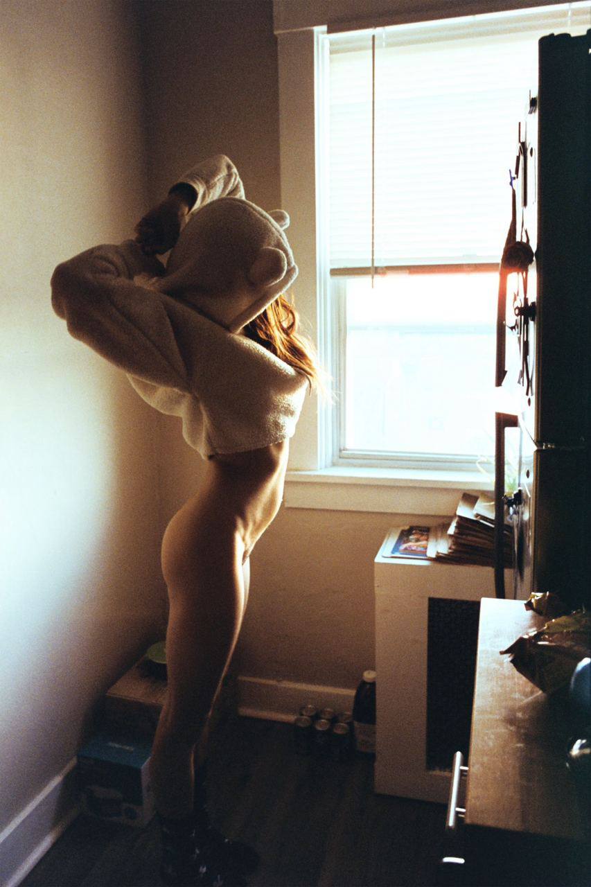 853x1280, 104 Kb / без трусов, без лица, окно, кофта, уши, капюшон, носки, кухня, холодильник