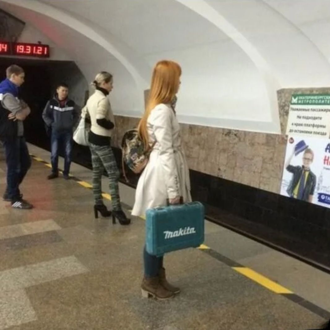1066x1064, 94 Kb / Екатеринбург, метро, Makita, перфоратор, рюкзак, плащ