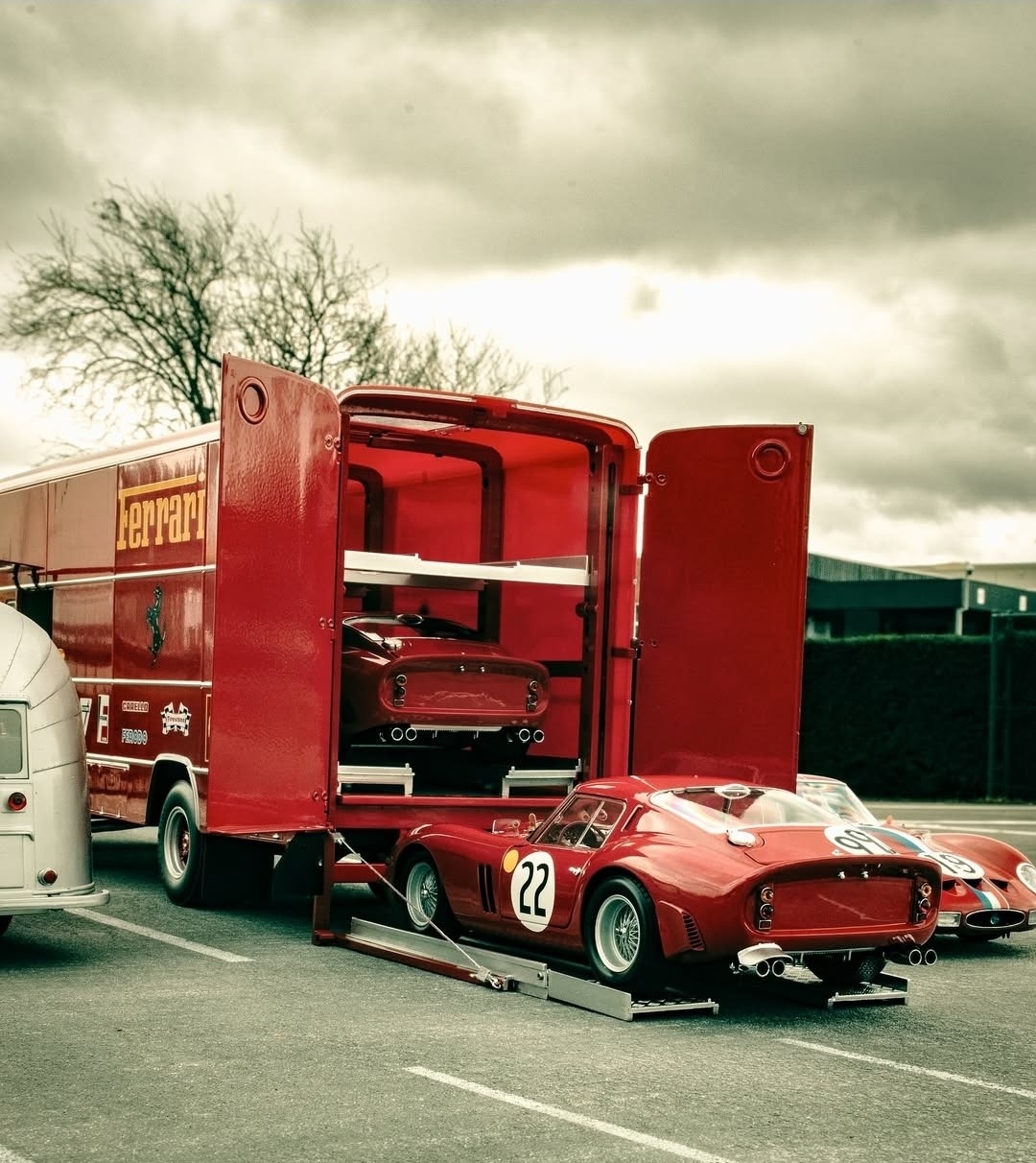1080x1212, 237 Kb / автомобиль, классика, ретро, ferrari, трейлер, автовоз