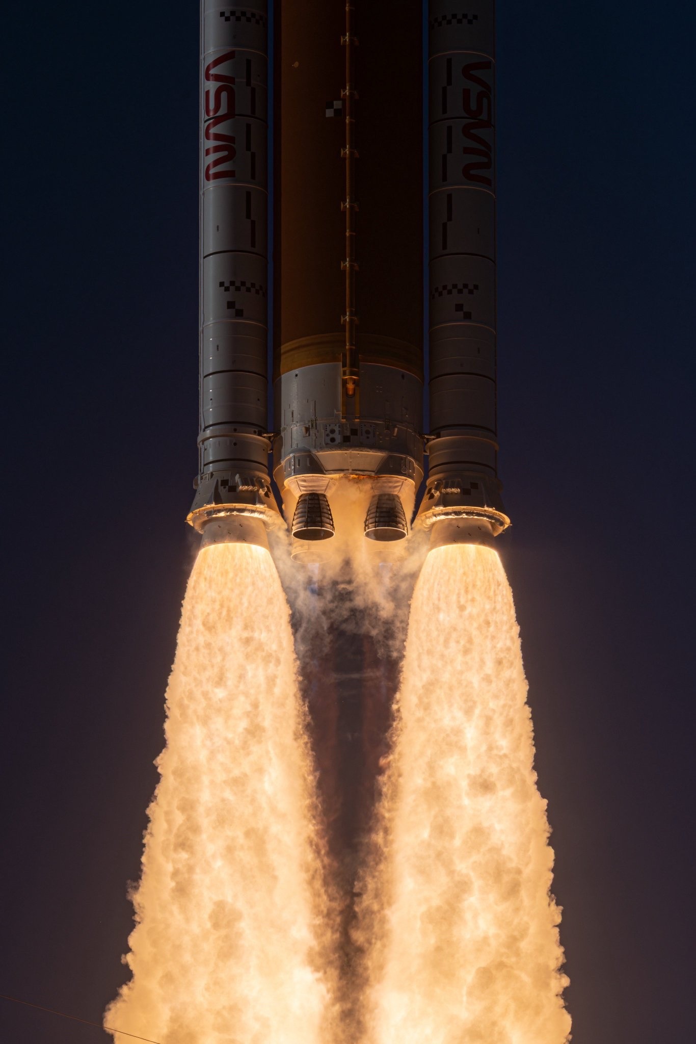 1366x2048, 260 Kb / NASA, ракета, пуск, старт, Луна, Artemis