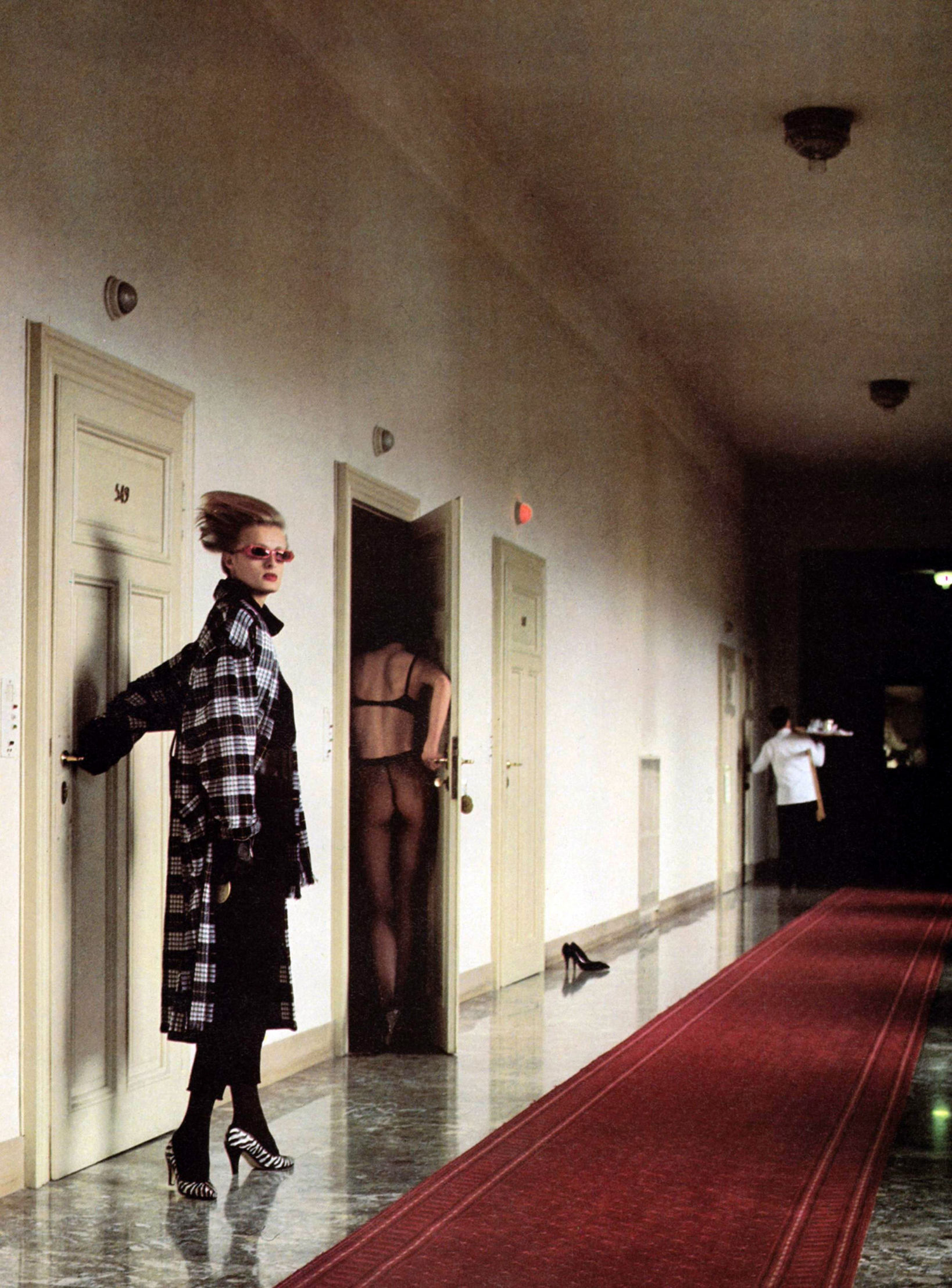 1638x2216, 554 Kb / Laura Biagiotti, Helmut Newton, Vogue, колготки, стринги, портье, поднос, красная дорожка, гостиница