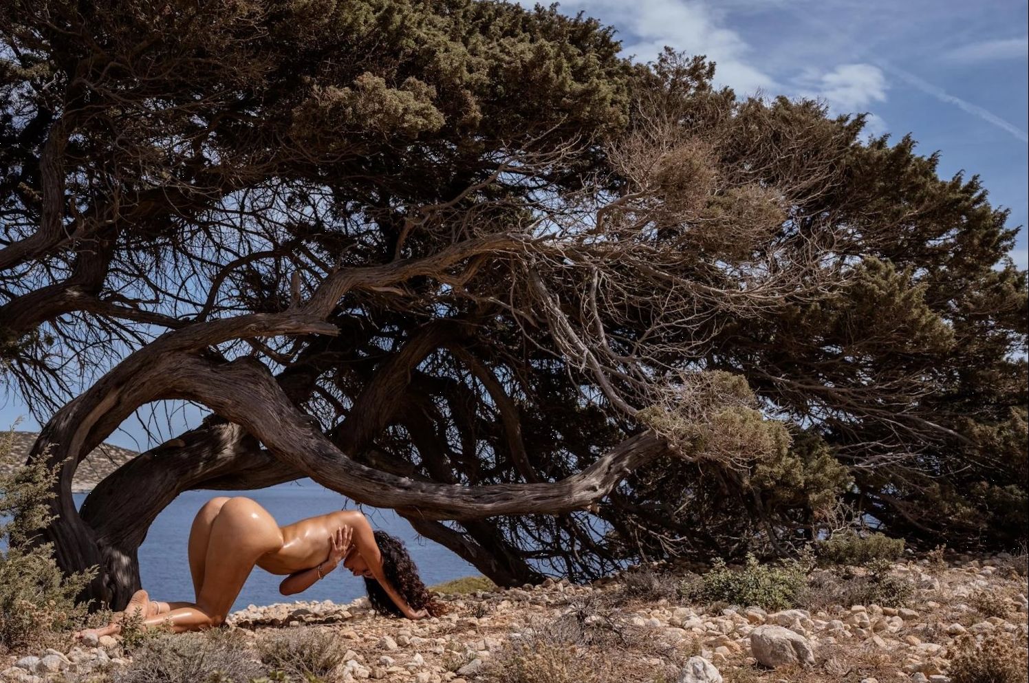 1496x993, 403 Kb / Eri Vlc, голая, раком, горы, браслет