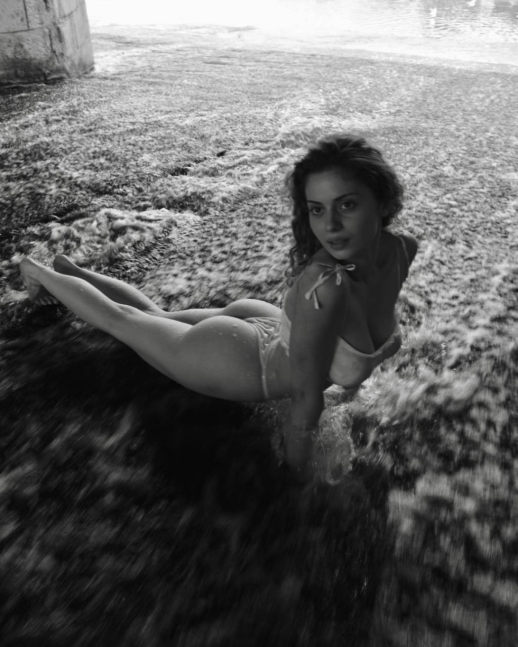 1024x1280, 187 Kb / ч/б, попа, вода, колонна, мост