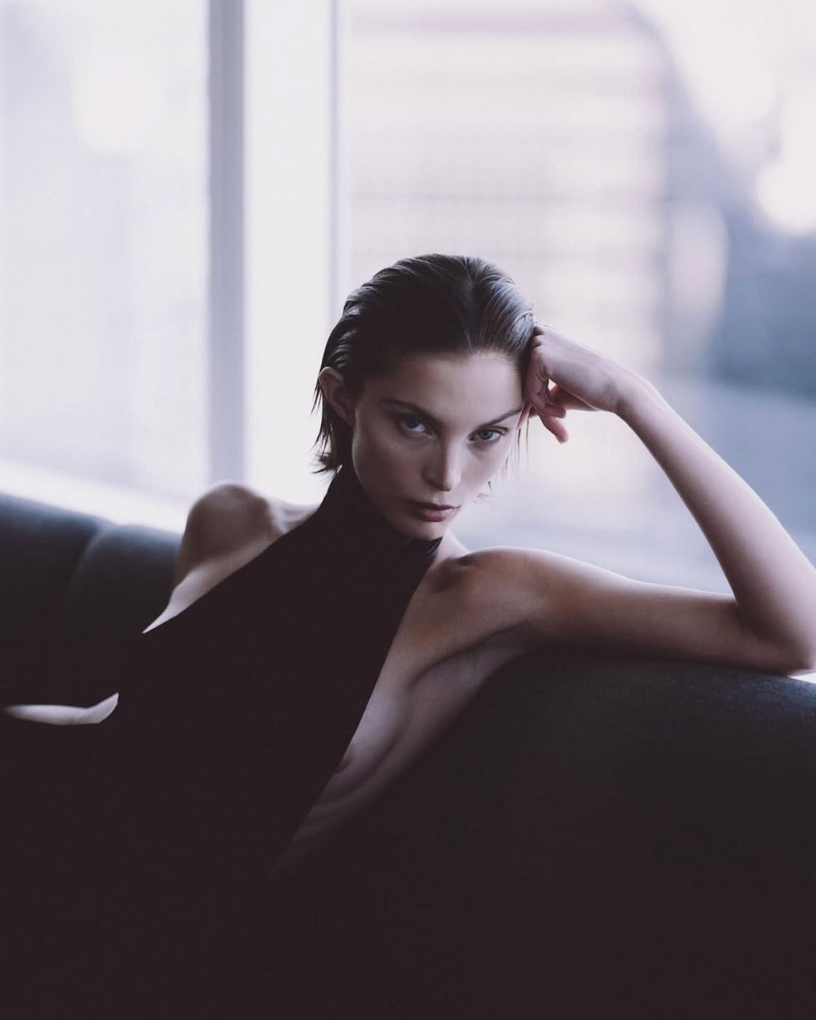 1174x1467, 73 Kb / диван, окно, платье, сиська, соски, вырез, декольте