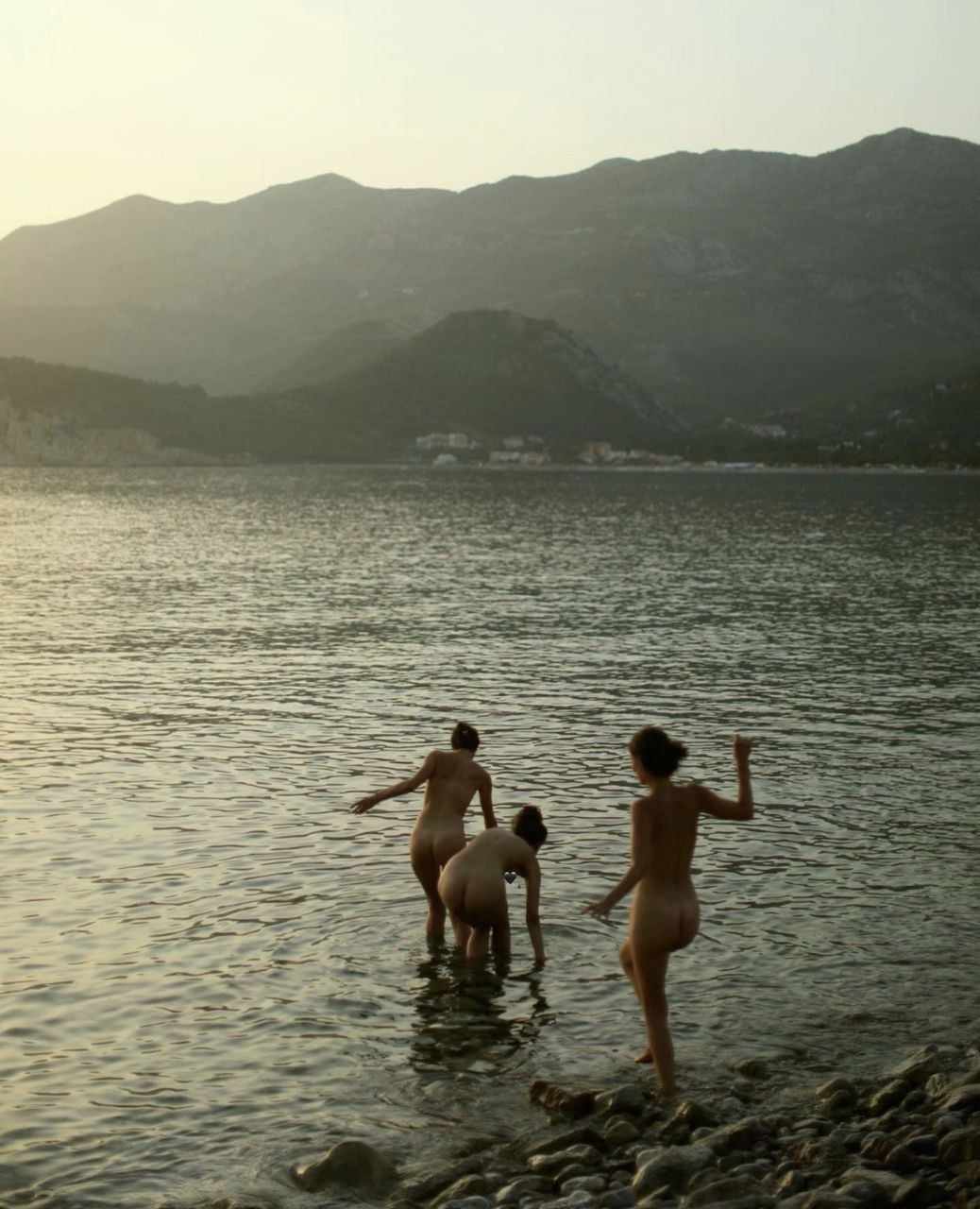 1038x1280, 190 Kb / три, голая, попа, загар, озеро, горы, камни, Hannah Muehi