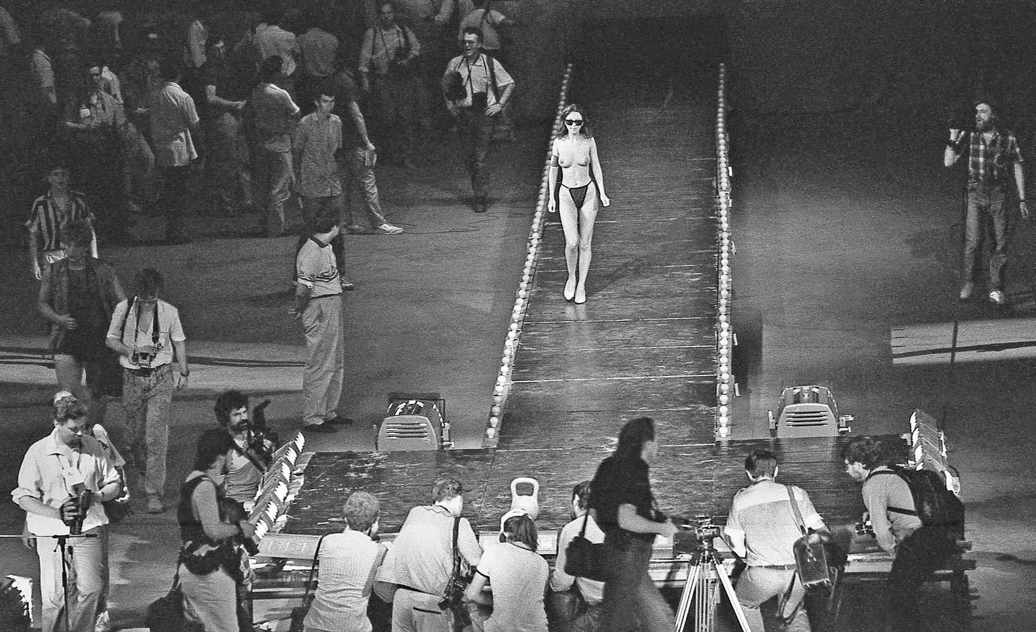 2048x1249, 591 Kb / конкурс, бюст, стринги, очки, подиум, ч/б, камера, фотограф, фотоаппарат, СССР