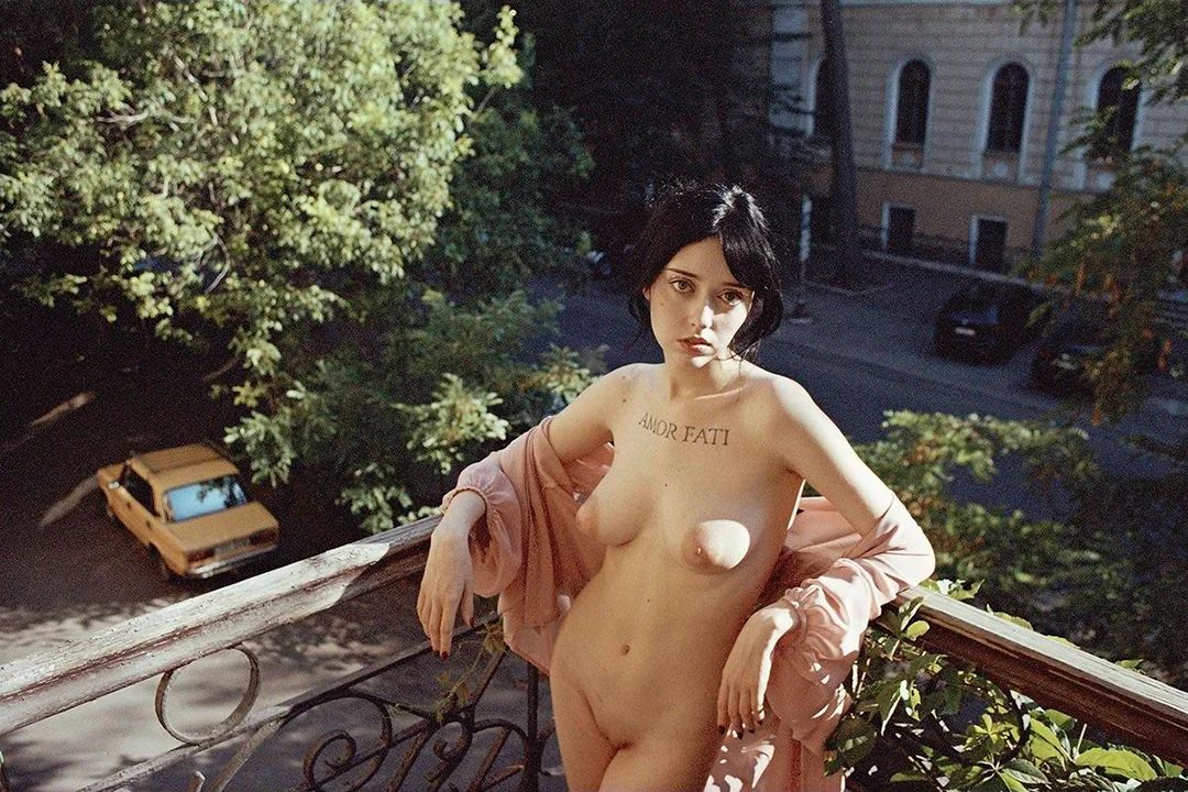 1080x720, 212 Kb / amor fati, любовь к судьбе, бритая, балкон, жигули, Georgiy Sigal