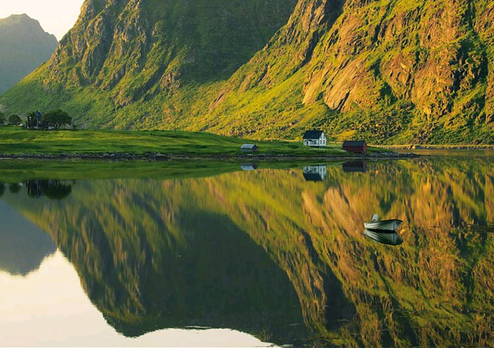 700x493, 158 Kb / озеро, горы, лодка