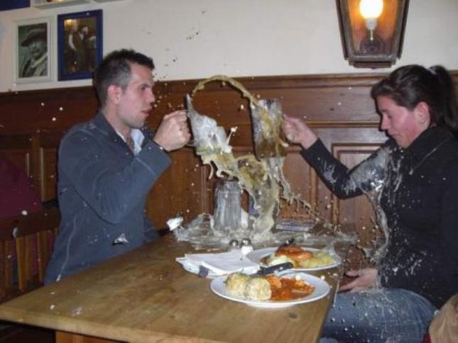 645x484, 39 Kb / пиво, стол, еда, брызги