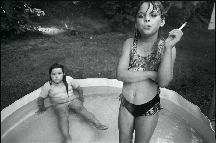 709x468, 118 Kb / бассейн, сигарета, дети